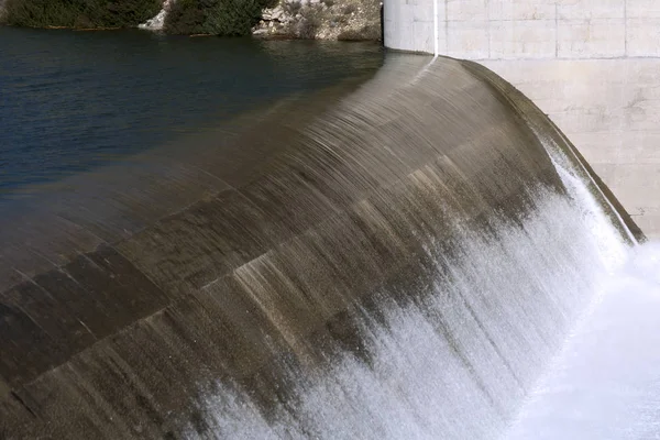 Close Van Het Water Dat Kouris Dam Valt Cyprus Zware — Stockfoto