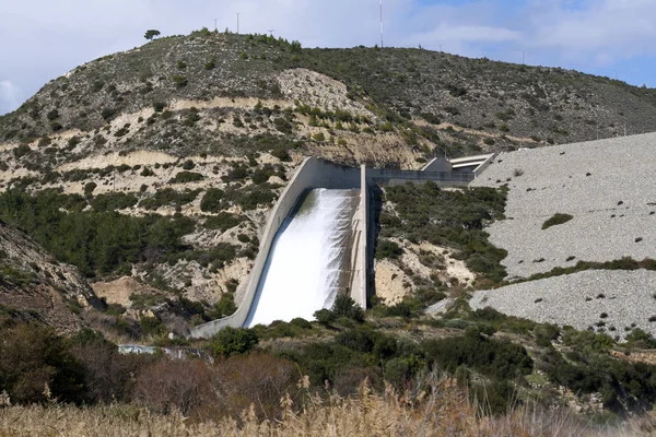 Diga Kouris Cipro Traboccante Dopo Forti Piogge Invernali — Foto Stock