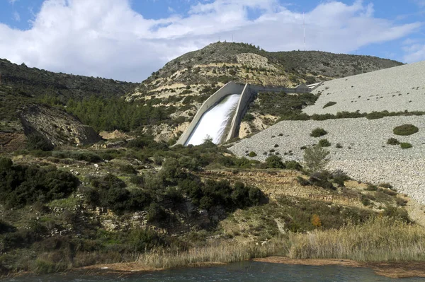 Kouris Dam Cyprus Overstroomt Zware Winterregens — Stockfoto