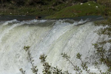 Şiddetli kış yağmurlarından sonra bir dağ nehrinin düşen suları