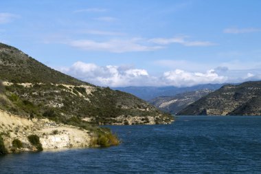 Kıbrıs Rum Kesimi 'nin Ocak ayındaki Kouris su deposu manzarası