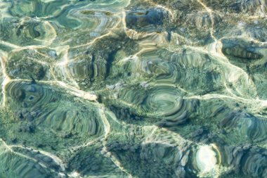 Kristal şeffaf deniz suyu yüzeyi ve su altı yakın çekim