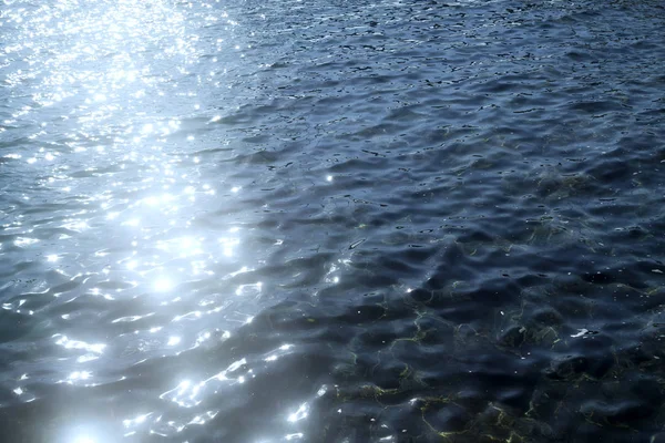 太陽の光で輝く透明な青い海の水 — ストック写真