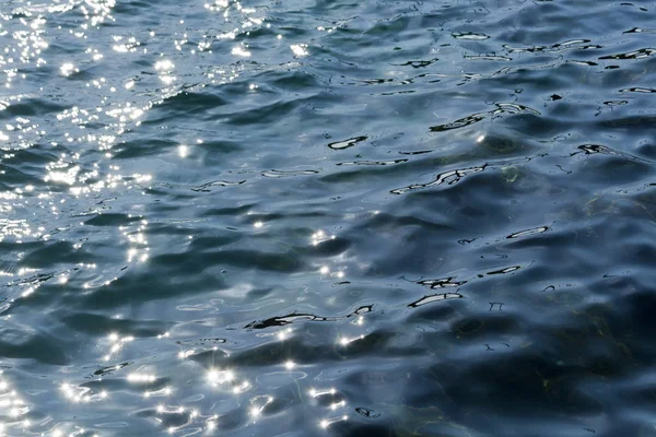 太陽の光で輝く透明な青い海の水 — ストック写真