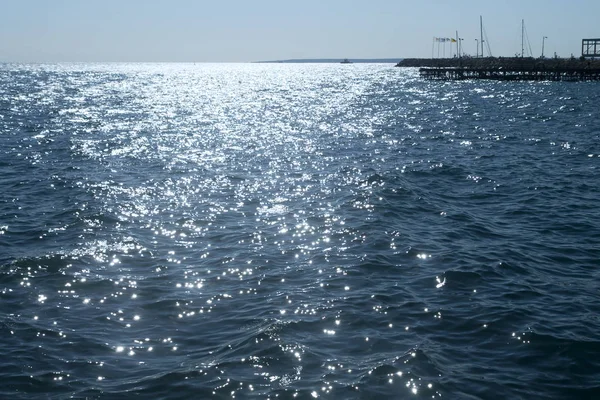 波涛汹涌的蓝色大海 天空和远方的码头 — 图库照片