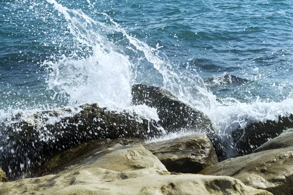 Rocce Marroni Con Spruzzi Schiumosi Fondo Onda Del Mare — Foto Stock