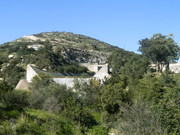 Collina Verde Fronte Cielo Blu Alla Diga Germasogeia Cipro Traboccante — Foto Stock