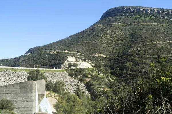 Cerro Verde Frente Cielo Azul Presa Germasogeia Chipre Desbordante Después — Foto de Stock