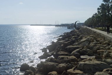 Limasol, Kıbrıs, 14 Ocak 2020: Güneşli bir günde parıldayan deniz ve deniz manzarası