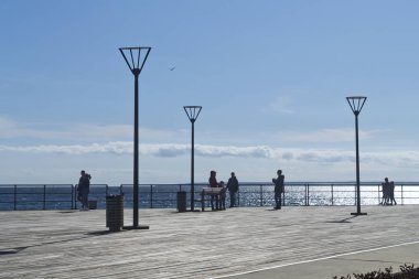 Limasol, Kıbrıs, 26 Ocak 2020: Molos rıhtımında güneşli bir günde eğlenen insanlarla birlikte deniz iskelesi