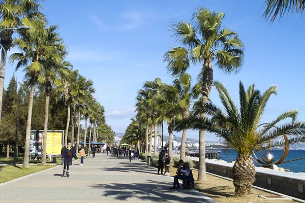 Limasol, Kıbrıs Rum Kesimi, 26 Ocak 2020: Güneşli bir kış gününde yürüyen insanlarla birlikte deniz kenarı gezinti Molos 'u