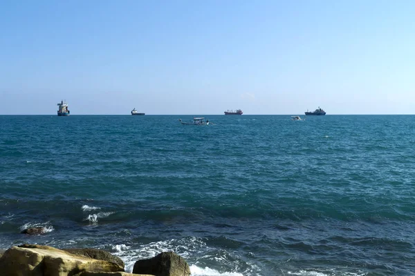 Vista Panorâmica Mar Com Navios Barcos Pesca Horizonte — Fotografia de Stock