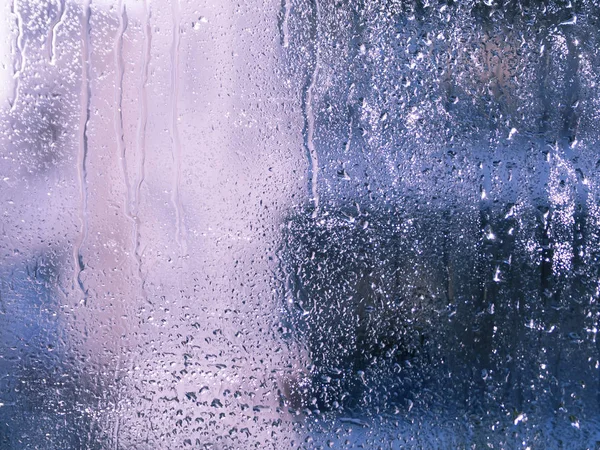 Mokré Okenní Sklo Kapkami Vody Kapkami Třpytkami Abstraktními Růžovými Modrými — Stock fotografie