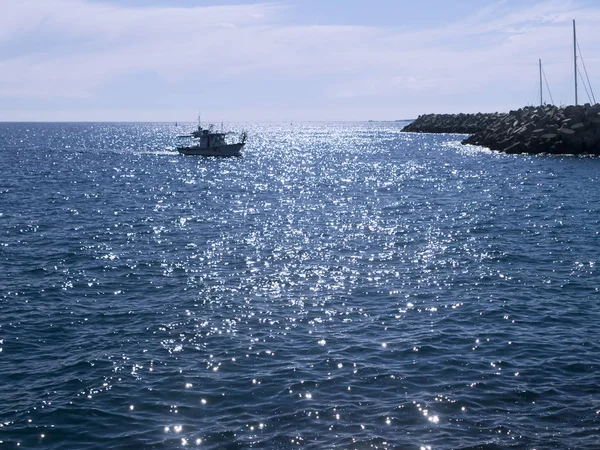 Rippled Azul Mar Espumante Luz Sol Uma Sulhouette Barco Pesca — Fotografia de Stock