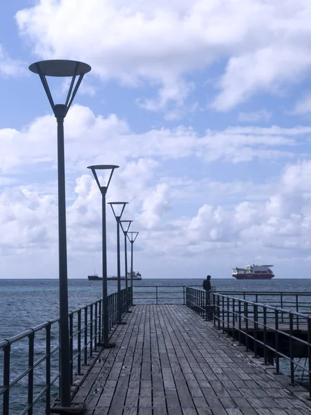 Dermaga Laut Kayu Dengan Lampu Jalan Sosok Kesepian Pemandangan Laut — Stok Foto