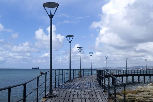 Jembatan Kayu Kosong Dengan Lampu Jalan Pemandangan Laut Dan Langit — Stok Foto