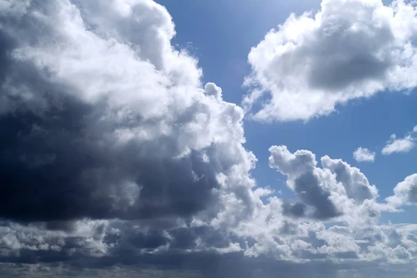 Graue Kumuluswolken Blauen Himmel — Stockfoto