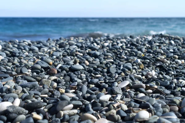 Grå Småsten Strand Solljus Med Det Blå Havet Och Den — Stockfoto