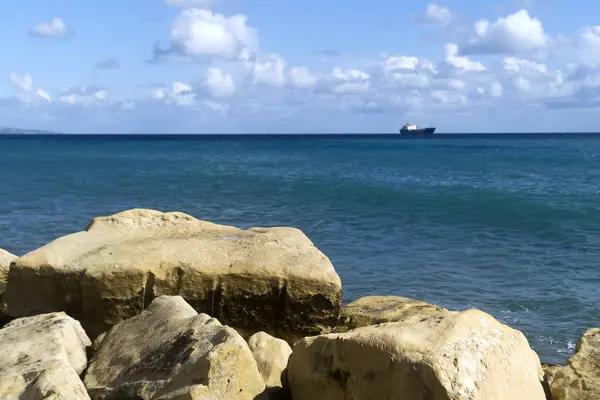 Rochas Amarelas Frente Mar Aquamarino Ondulado Com Navio Horizonte Céu — Fotografia de Stock