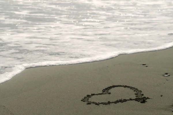 Hjärtform Ritning Våt Sand Vid Havet Stranden Med Blek Skummande — Stockfoto
