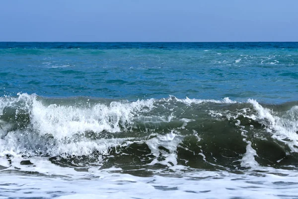 Diverse Sfumature Blu Mare Colorato Con Una Grande Onda Schiumosa — Foto Stock