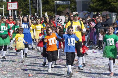 Limasol, Kıbrıs, 23 Şubat 2020: Yıllık Limasol Karnaval Festivali Çocuk Karnavalı Geçit Töreni 'ne katılan parlak karnaval kostümlü bir grup insan (çocuklar ve yetişkinler)