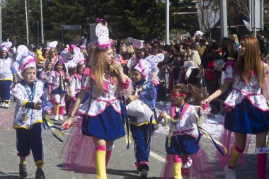 Limasol, Kıbrıs, 23 Şubat 2020: Yıllık Limasol Karnaval Festivali Çocuk Karnavalı Geçit Töreni 'ne parlak karnaval kostümlü genç kadınlar katılıyor