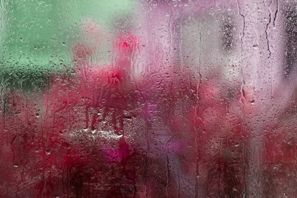 Nasses Fensterglas Mit Wassertropfen Tropfen Und Abstrakten Bunten Unschärfen — Stockfoto