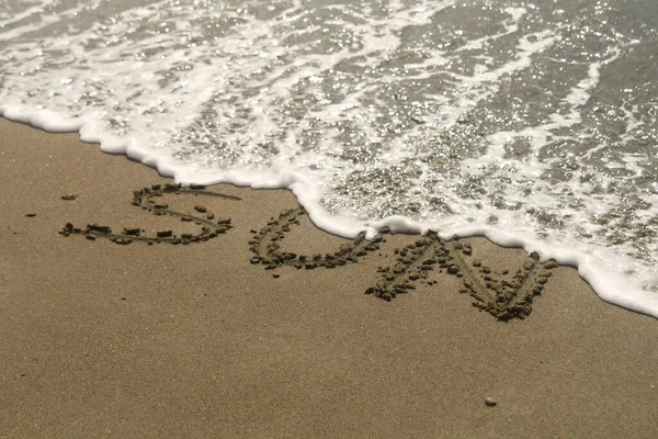 Word Sun Scritto Sulla Sabbia Gialla Bagnata Spiaggia Con Onda — Foto Stock
