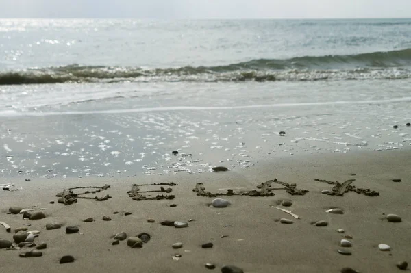 Vista Sfocata Una Spiaggia Mare Con Una Parola Relax Scritto — Foto Stock