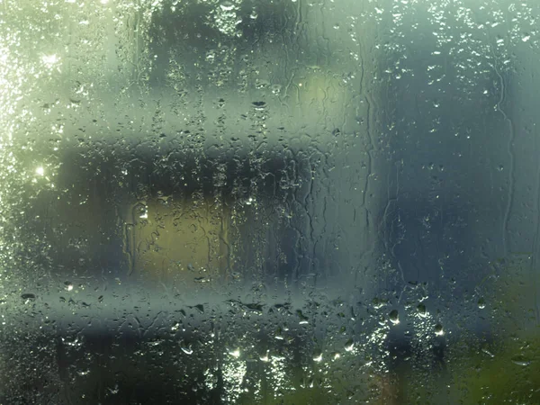 Nasses Fensterglas Mit Wassertropfen Tropfen Glitzern Und Abstrakten Hellen Formen — Stockfoto