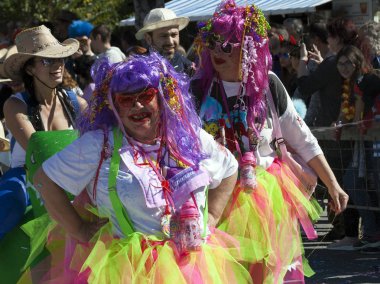 Limasol, Kıbrıs, 1 Mart 2020: Yıllık Limasol Karnaval Festivali 'nin Büyük Geçit Töreni' nde parlak karnaval kostümlü iki neşeli orta yaşlı kadın