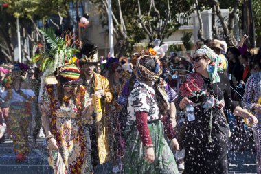 Limasol, Kıbrıs, 1 Mart 2020: Yıllık Limasol Karnaval Festivali Büyük Geçit Töreni 'ne katılan karnaval kostümlü bir grup insan