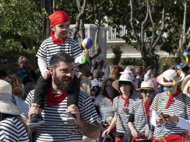 Limasol, Kıbrıs, 1 Mart 2020: Yıllık Limasol Karnaval Festivali 'nin Büyük Geçit Töreni' ne küçük bir çocukla katılan adam