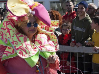 Limasol, Kıbrıs, 1 Mart 2020: Yıllık Limasol Karnaval Festivali 'nin Büyük Geçit Töreni' nde parlak bir karnaval kostümü giymiş orta yaşlı bir kadın