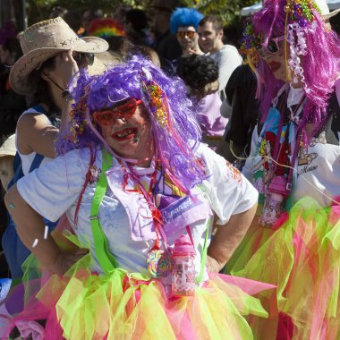 Limasol, Kıbrıs, 1 Mart 2020: Parlak karnaval kostümlü neşeli olgun bir kadın Yıllık Limasol Karnaval Festivali 'nin Büyük Geçit Töreni sırasında iyi vakit geçiriyor