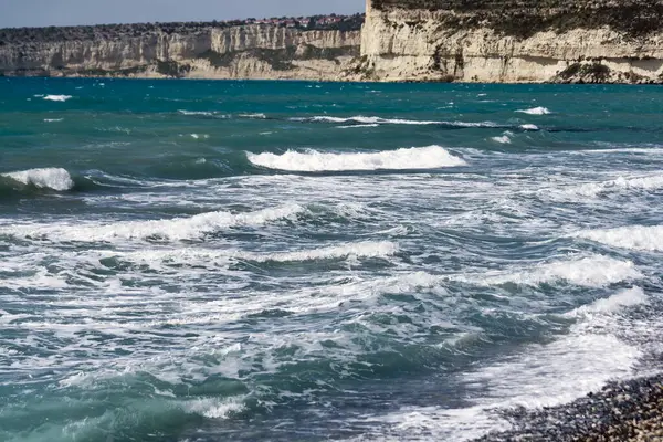 Vista Mar Água Marinha Com Ondas Espumosas Brancas Grandes Falésias — Fotografia de Stock