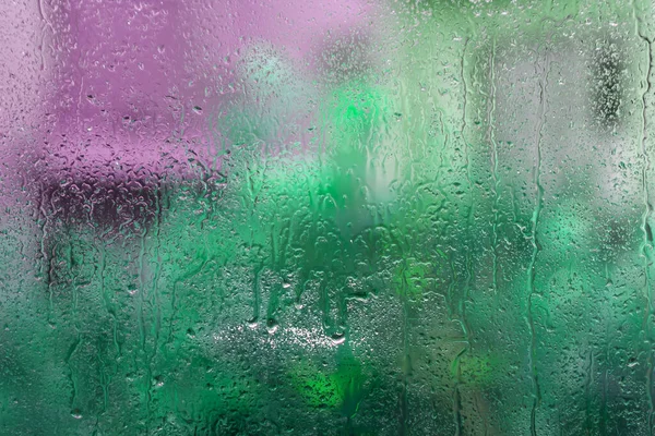 Nasses Fensterglas Mit Wassertropfen Tropfen Und Abstrakten Grün Rosa Verwischungen — Stockfoto