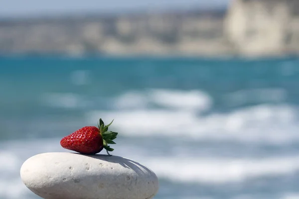 Morango Vermelho Fresco Com Folhas Verdes Uma Pedra Praia Branca — Fotografia de Stock