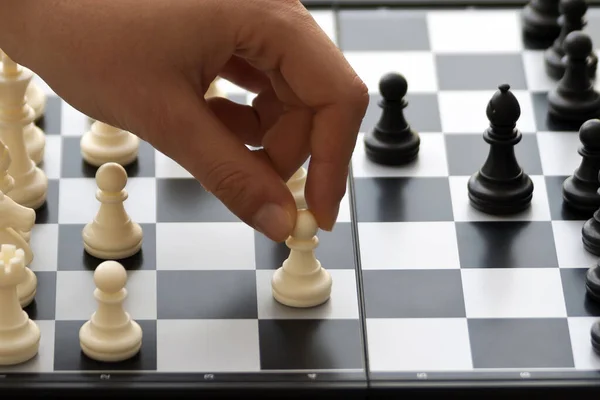 Detailní Záběr Levé Ruky Dotýkající Bílého Pěšce Šachovnici — Stock fotografie