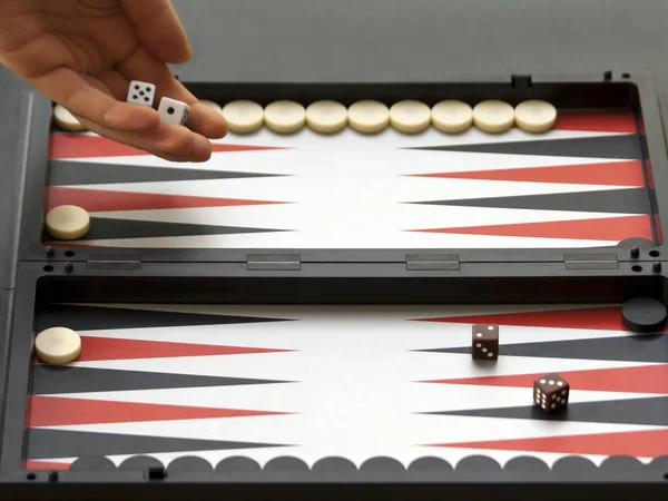 Közelkép Egy Backgammon Tábla Dáma Egy Kéz Dobja Kockát — Stock Fotó