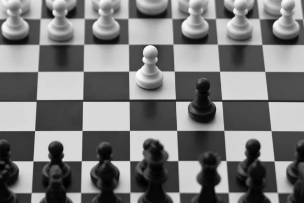 Черно Белые Шахматисты Друг Против Друга Шахматной Доске Время Шахматной — стоковое фото
