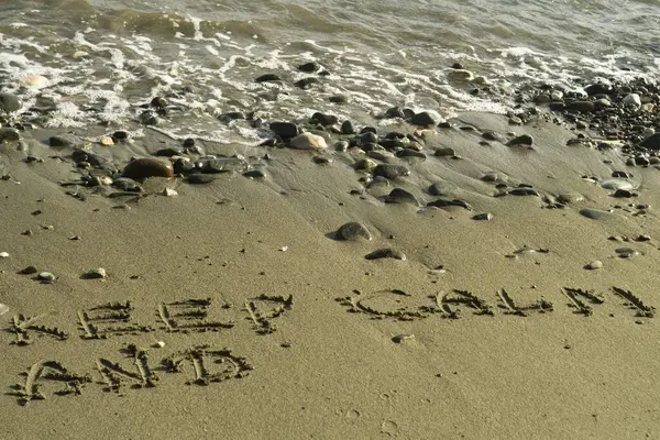 Слова Сохраняйте Спокойствие Копией Пространства Написано Мокром Песке Рядом Камнями — стоковое фото