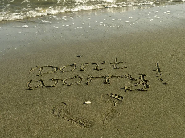 Parole Non Preoccuparti Due Impronte Sulla Sabbia Bagnata Sulla Spiaggia — Foto Stock