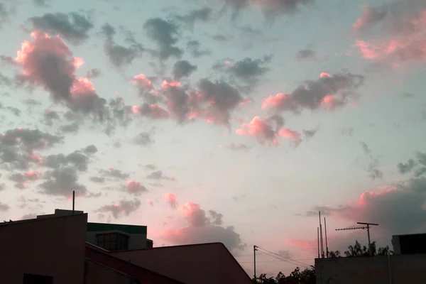 Cielo Drammatico Con Nuvole Grigie Rosa Sopra Tetti Durante Tramonto — Foto Stock