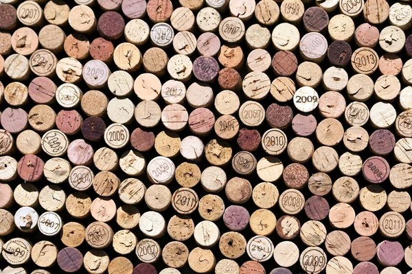 曾在阳光下使用过天然葡萄酒软木塞 其中一些被染成紫色或带有多年的葡萄酒痕迹 — 图库照片