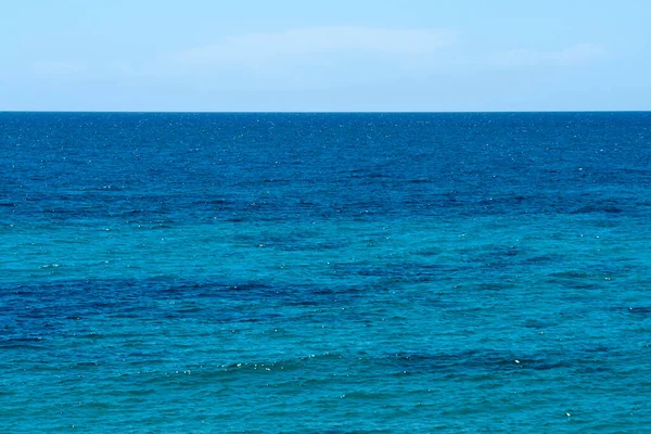 Tło Różnych Odcieni Błękitnego Morza Powierzchni Wody Nieba — Zdjęcie stockowe