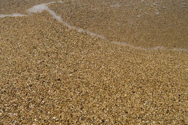 Textuur Van Nat Korrelig Zand Met Transparante Zeegolf Het Strand — Stockfoto