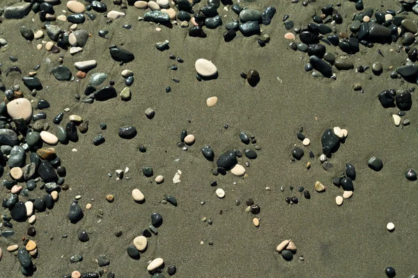Achtergrond Van Nat Grijs Zand Stenen Het Strand Het Zonlicht — Stockfoto