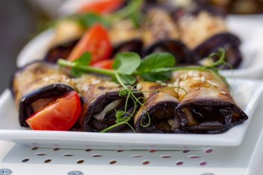 Fındıklı patlıcan rulosu. Kafkas mutfağı. Vejetaryen yemeği..